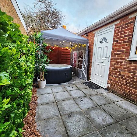 Studio Apartment The Den Colnbrook Экстерьер фото