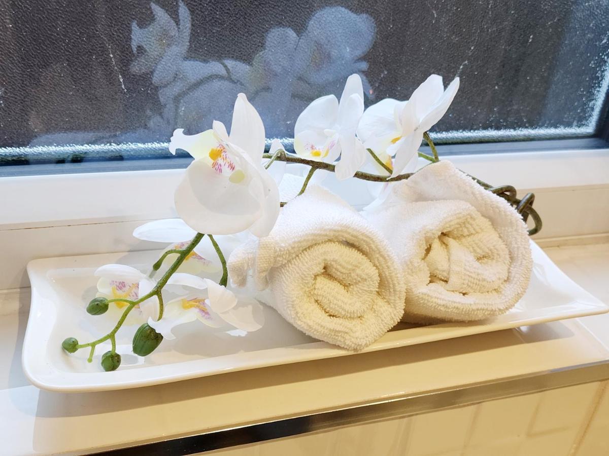 Studio Apartment The Den Colnbrook Экстерьер фото