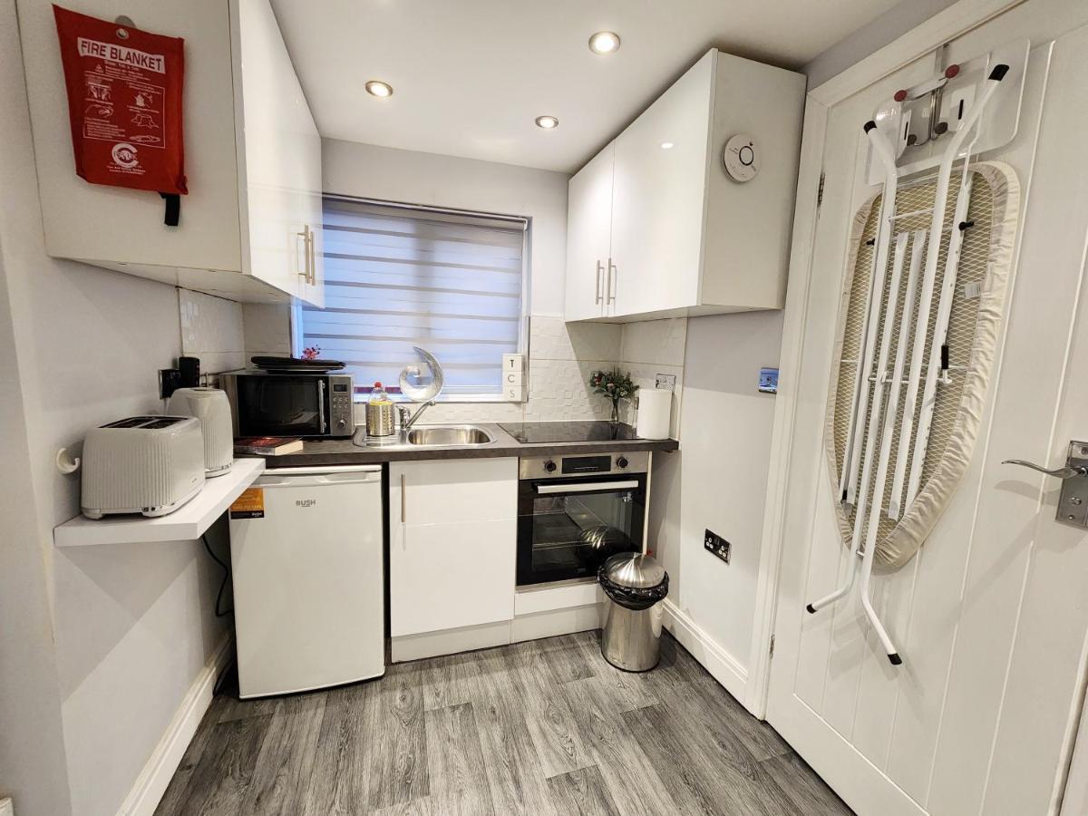 Studio Apartment The Den Colnbrook Экстерьер фото