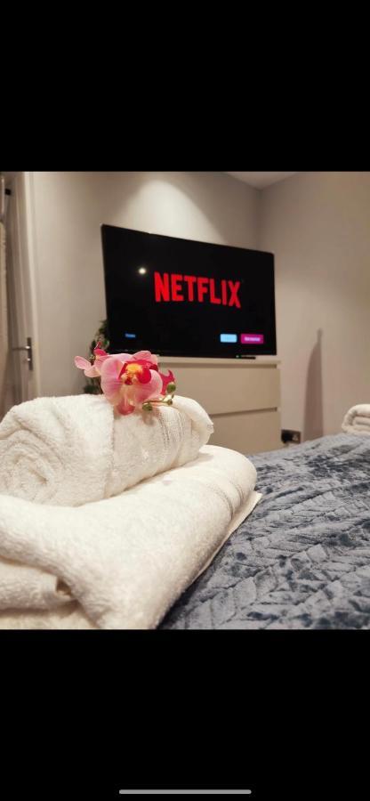 Studio Apartment The Den Colnbrook Экстерьер фото