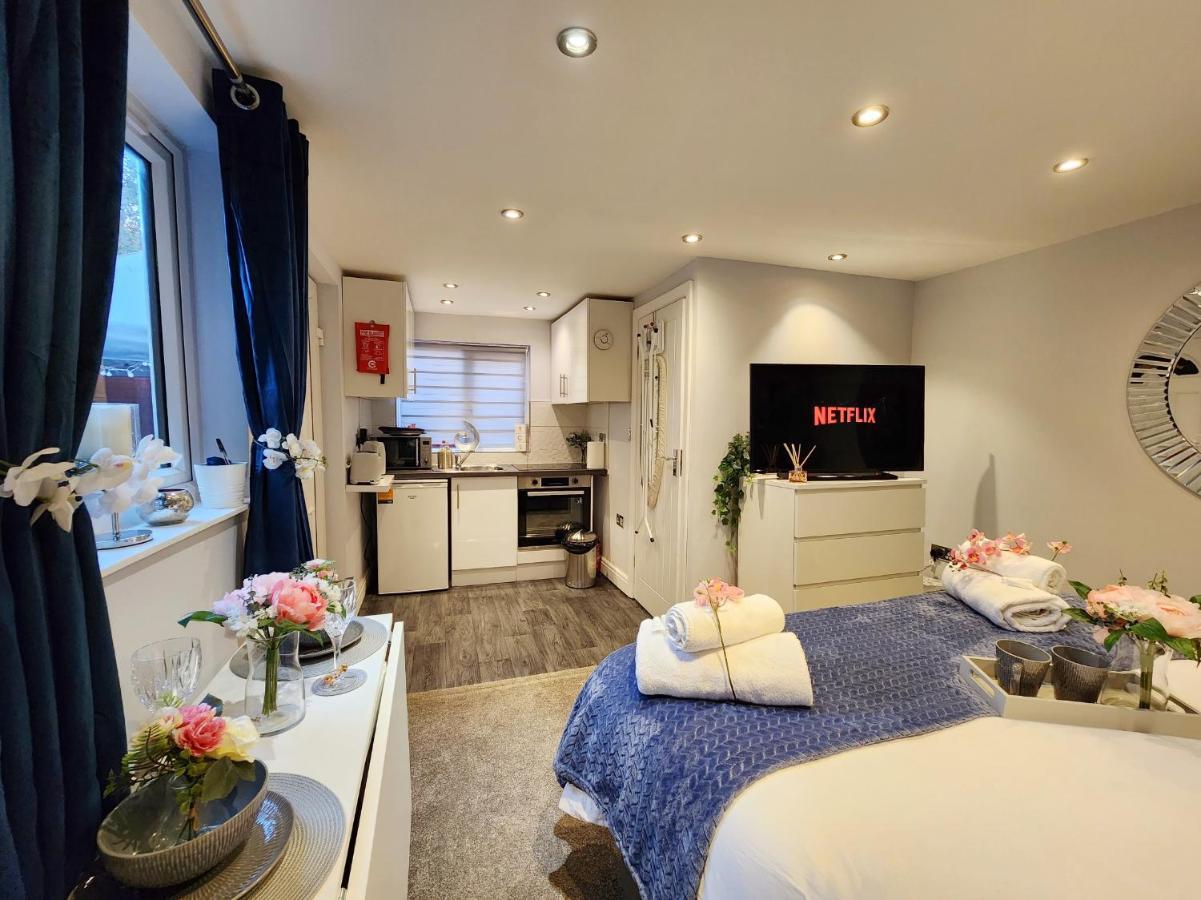 Studio Apartment The Den Colnbrook Экстерьер фото